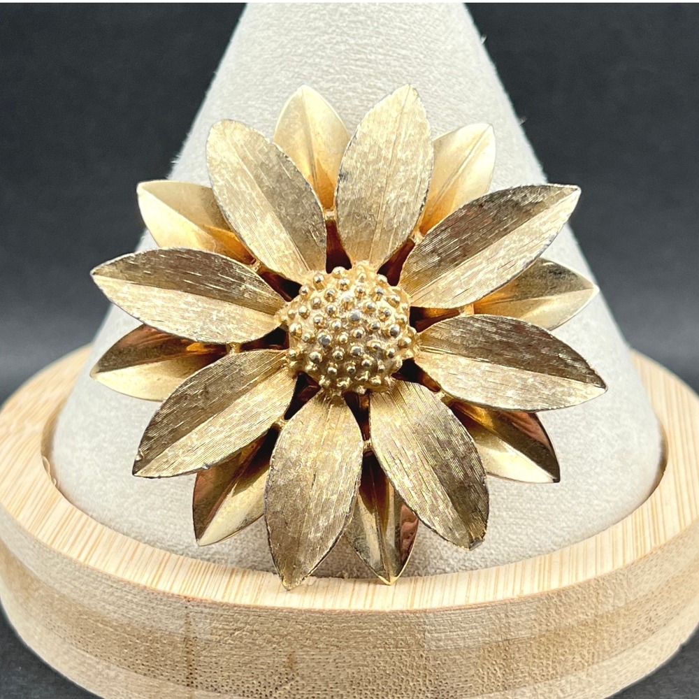 Vintage Brooch Daisy‎ Flower Gold Tone Textured 3D Sunflower Signed Sarah Cov